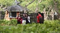 Warga juga bisa berkeliling untuk menikmati beragam wahana di TMII.