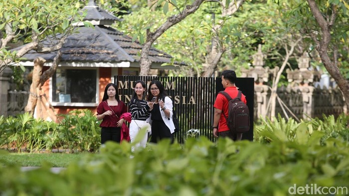Warga ngabuburit dengan berpiknik di Taman Mini Indonesia Indah, Jakarta, Jumat (7/3/2025).