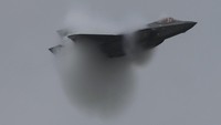 Kemudian, pilot memamerkan kemampuan manuver yang luar biasa dari pesawat tempur J-10 dan koordinasi tingkat tinggi serta kontrol yang tepat.