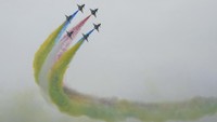 Pilot Angkatan Udara Kerajaan Thailand juga terkesan dengan penampilan luar biasa Tim Aerobatik Bayi.