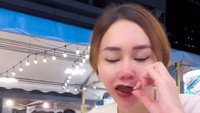 Momen kuliner Aura Kasih saat di Bangkok, Thailand dibagikan melalui unggahan video. Salah satu momennya ketika menikmati seafood dengan saus merah tampak lezat. Foto: Instagram @aurakasih