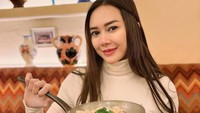 Ini momen Aura Kasih menikmati makanan di sebuah restoran. Ia berpose sambil memegang sepanci pasta creamy dengan tambahan jamur cincang. Foto: Instagram @aurakasih