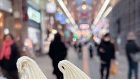 Tak hanya di Indonesia, tapi momen kulinernya di Jepang juga dibagikan. Ia membeli dua cone es krim vanilla di tengah musim dingin Jepang. Foto: Instagram @aurakasih