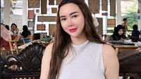 Sebelumnya, Aura Kasih sempat membagikan momennya berkunjung ke Yogyakarta. Ia berada di sebuah restoran dan tampak menikmati minuman hangat. Foto: Instagram @aurakasih