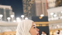 Aura Kasih tengah menunaikan ibadah umrah ke Mekkah. Penampilannya mengenakan hijab mencuri perhatian khalayak. Foto: Instagram @aurakasih