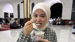 Potret Ayana Moon Jalani Ramadan di Jakarta, Jajan Cilok sampai Es Teler Durian
