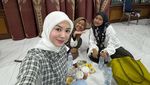 Potret Ayana Moon Jalani Ramadan di Jakarta, Jajan Cilok sampai Es Teler Durian