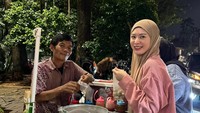 Selebgram asal Korea Selatan, Ayana Moon terlihat menjalani Ramadan tahun ini di Jakarta. Ia membeli cilok untuk buka puasa. Foto: instagram Ayana Moon