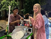 Potret Ayana Moon Jalani Ramadan di Jakarta, Jajan Cilok sampai Es Teler Durian