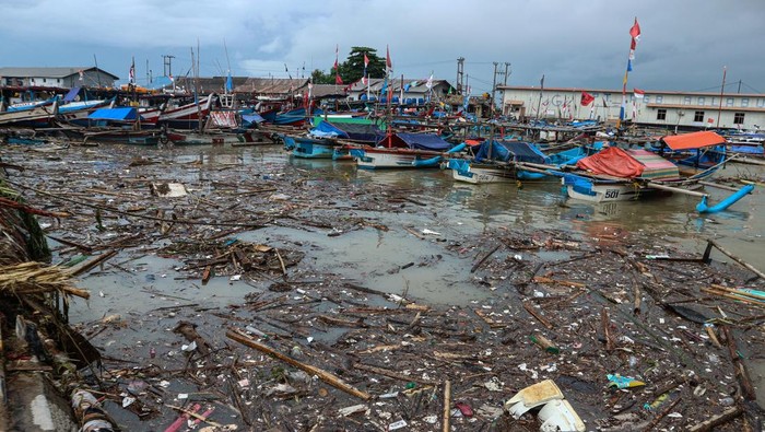 Batang pohon terdampar pascabanjir bandang di Dramaga 1 Pelabuhan Ratu, Kecamatan Pelabuhan Ratu, Kabupaten Sukabumi, Jawa Barat, Jumat (7/3/2025). Hujan dengan intensitas tinggi yang mengguyur Pelabuhan Ratu, Sukabumi pada Kamis (6/3/2025) mengakibatkan meluapnya Sungai Cipalabuhan hingga ke Pantai Pelabuhan. ANTARA FOTO/Angga/Arf/rwa.