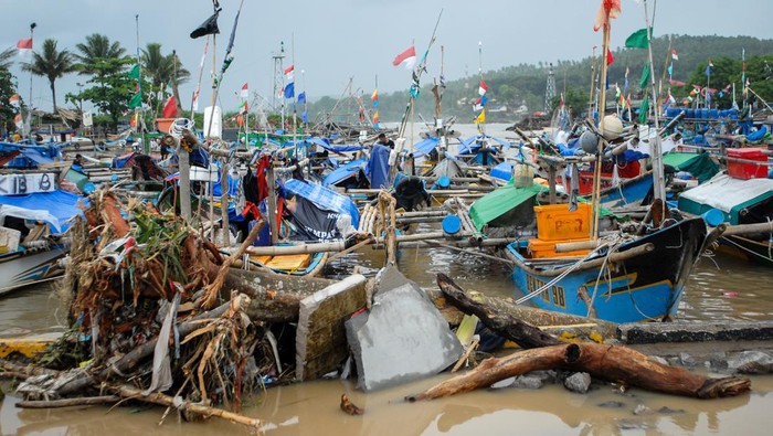 Banjir bandang di Pelabuhan Ratu Sukabumi Batang pohon terdampar pascabanjir bandang di Dramaga 1 Pelabuhan Ratu, Kecamatan Pelabuhan Ratu, Kabupaten Sukabumi, Jawa Barat, Jumat (7/3/2025). Hujan dengan intensitas tinggi yang mengguyur Pelabuhan Ratu, Sukabumi pada Kamis (6/3/2025) mengakibatkan meluapnya Sungai Cipalabuhan hingga ke Pantai Pelabuhan. ANTARA FOTO/Angga/Arf/rwa.