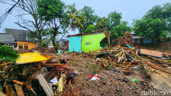 Banjir bandang hancurkan bangunan di Sukabumi