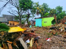 Ibu-Anak Hilang Usai Kontrakan Hancur Dihantam Amukan Sungai Cipalabuhan
