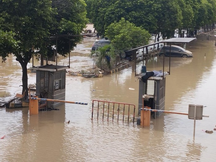Banjir masih menggenangi area parkir Mal Mega Bekasi pada Jumat (7/3/2025)-(Fawdi/detikcom)