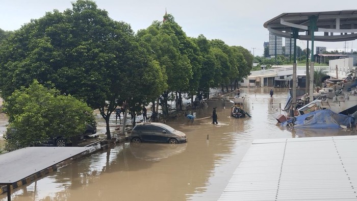 Banjir masih menggenangi area parkir Mal Mega Bekasi pada Jumat (7/3/2025)-(Fawdi/detikcom)
