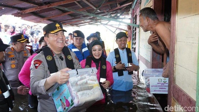 Kapolda Riau Irjen M Iqbal memberikan bantuan kepada warga terdampak banjir di Pekanbaru