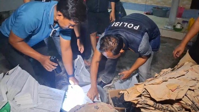 Barbuk penggerebekan rumah produksi mercon di Bangkalan