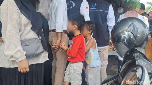 Beberapa anak jalanan di bawah umur tengah beraksi di Sentra Kuliner Takjil di Jalan Majapahit, Kota Mataram, Jumat (7/3/2025).