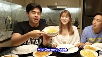 Mie goreng Aceh yang berempah turut dicoba. Yusuke menyebut ada aroma mirip paprika hijau. Sedangkan Hitomi bilang aromanya seperti pedas, tapi rasa mie goreng ini sama sekali tidak pedas. Foto: YouTube Nihongo Mantappu