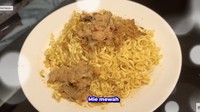 Mie goreng yang ini mewah karena pakai daging ayam asli. Mereka bilang rasa mienya enak dan tidak hambar sama sekali. Yusuke bilang mirip salt yakisoba. Foto: YouTube Nihongo Mantappu