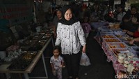 Sejumlah warga berburu takjil di kawasan Tanjung Priok, Jakarta Utara, Jumat (7/3/2025).