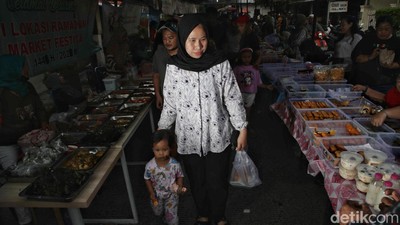 Berburu Takjil Ramadan di Tanjung Priok
