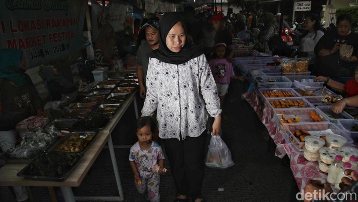 Warga membeli takjil di kawasan Tanjung Priok, Jakarta Utara, Jumat (7/3/2025).