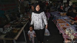Berburu Takjil Ramadan di Tanjung Priok