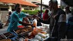 Berburu Takjil Ramadan di Tanjung Priok