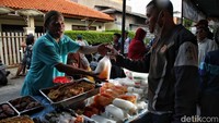 Selain gorengan, es buah merupakan minuman yang paling diburu untuk buka puasa.