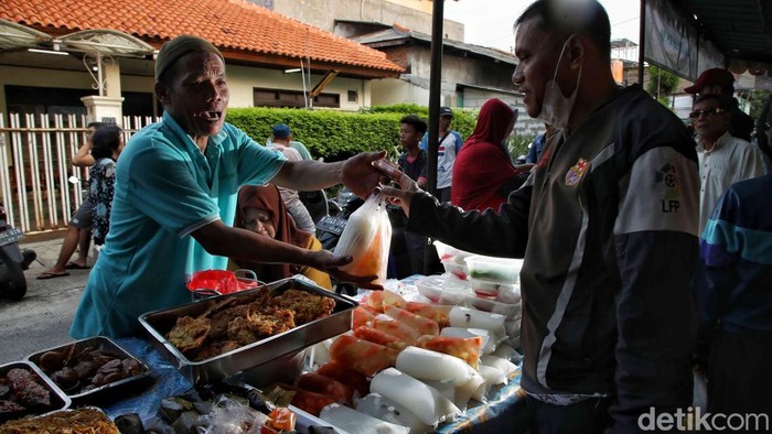 Warga membeli takjil di kawasan Tanjung Priok, Jakarta Utara, Jumat (7/3/2025).