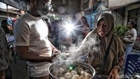 Dimsum juga laris manis diserbu warga.