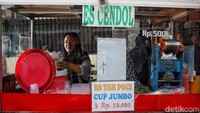 Aneka minuman untuk menghilangkan dahaga setelah seharian puasa juga dijajakan di kawasan tersebut.