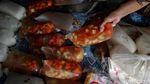 Berburu Takjil Ramadan di Tanjung Priok