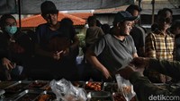 Lapak lauk pauk paling ramai diserbu pembeli.