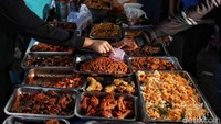 Tidak hanya takjil, pedagang juga menjual lauk pauk di kawasan tersebut.