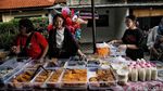 Berburu Takjil Ramadan di Tanjung Priok