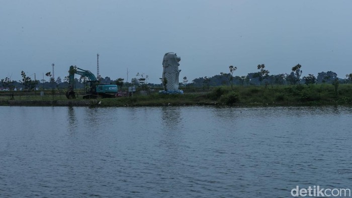 Berkunjung ke Cikarang kini memiliki ikon baru yang menyerupai patung Merlion di Singapura. Yuk lihat.
