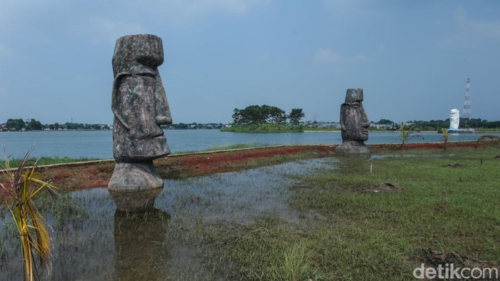 Berkunjung ke Cikarang kini memiliki ikon baru yang menyerupai patung Merlion di Singapura. Yuk lihat.