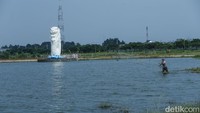 Namun pada hari biasa hanya terdapat warga yang memancing ikan dengan menggunakan jaring.