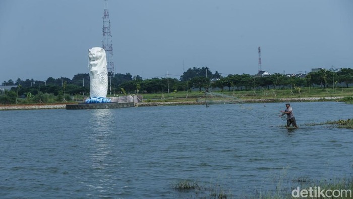 Berkunjung ke Cikarang kini memiliki ikon baru yang menyerupai patung Merlion di Singapura. Yuk lihat.