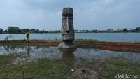 Untuk mendatangi tempat ini tidak dikenakan biaya atau gratis, selain patung Merlion ada juga patung Moai dengan ukuran cukup besar.