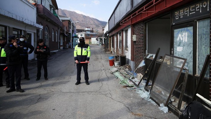 Bom Jet Tempur Korsel Sasar Warganya Sendiri Police officers stand guard after Mk82 bombs fell outside the shooting range during joint live-fire exercises near the demilitarized zone separating two Koreas in Pocheon, South Korea, March 6, 2025. REUTERS/Kim Hong-Ji