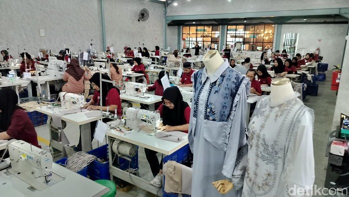 Brand lokal Malang genjot produksi baju muslim sambut Lebaran 2025.