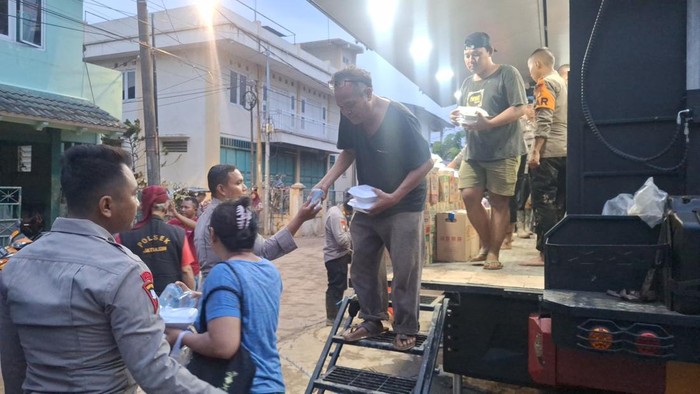 Brimob Polri mendirikan dapur lapangan untuk membantu masyarakat yang terdampak kebanjiran di Perumahan Pondok Gede Permai (PGP), Jatiasih, Kota Bekasi. (dok.ist)