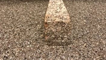 Potongan keju yang menyatu dengan meja dapur. Foto: Brightside