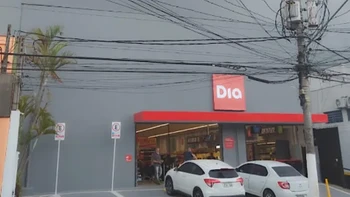 Warna tembok supermarketnya menyatu dengan langit. Foto: Brightside