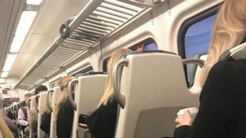 Wah sama semua, dari warna rambut hingga bajunya. Foto: Brightside