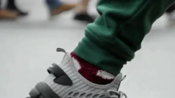 “Ah! Ada permen karet di sepatuku lagi.” Foto: Brightside