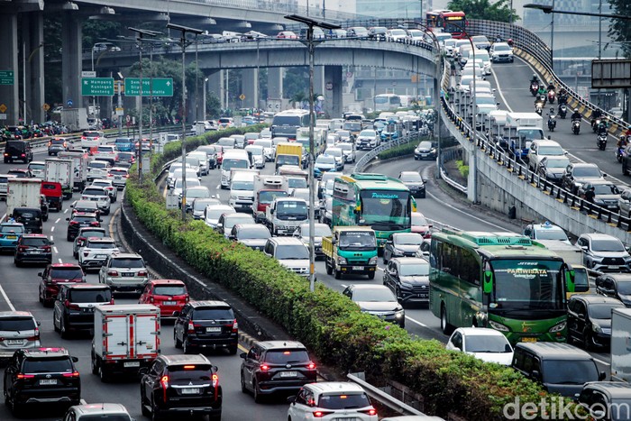 Ada pergeseran jam macet di wilayah DKI Jakarta saat Ramadhan. Selama Ramadan, kemacetan terjadi beberapa jam menjelang buka puasa.